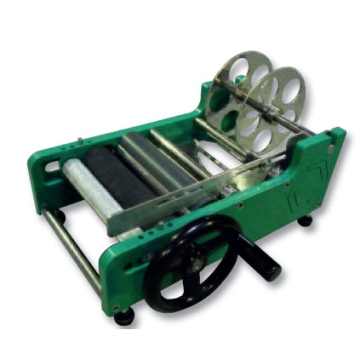 Étiqueteuse manuelle pour pots de miel cylindriques