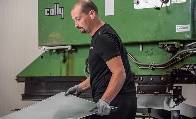 Découpe manuelle de tôle pour fabrication de couvre-cadres en miellerie