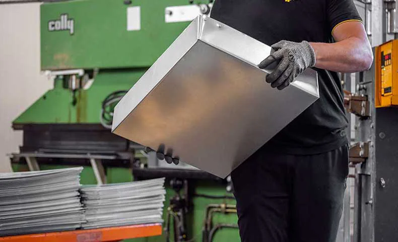 Opérateur manipulant des toits en métal pour ruches