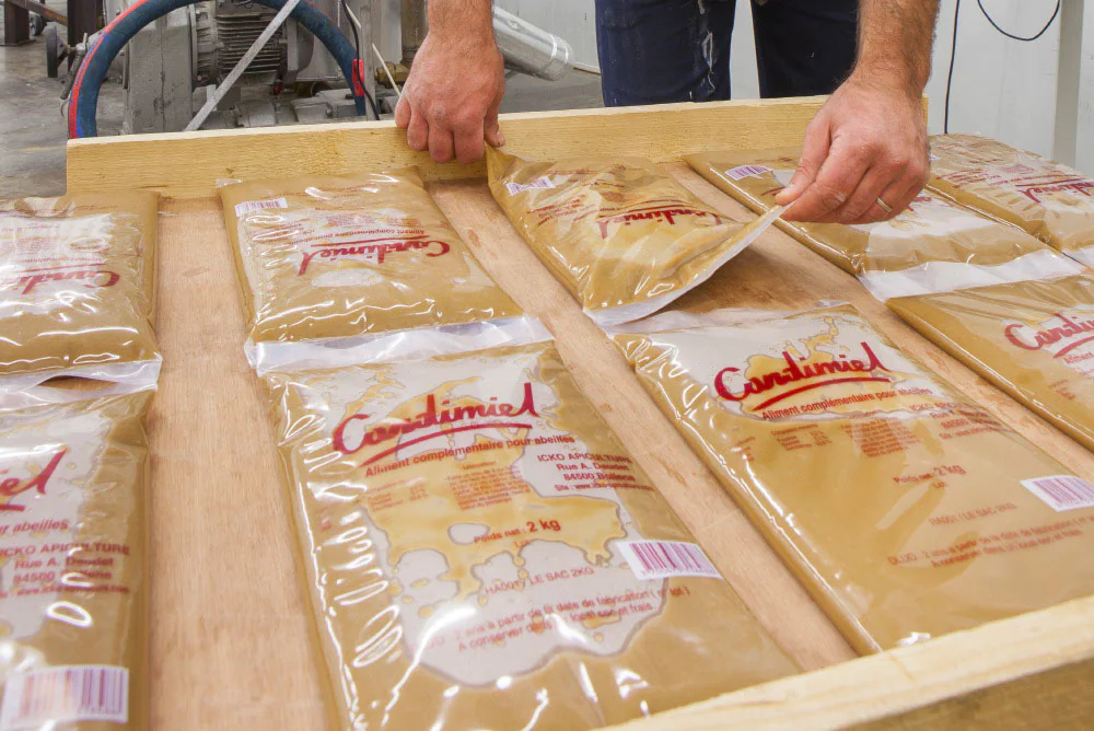 Conditionnement de sachets de CandiMiel en ligne de production
