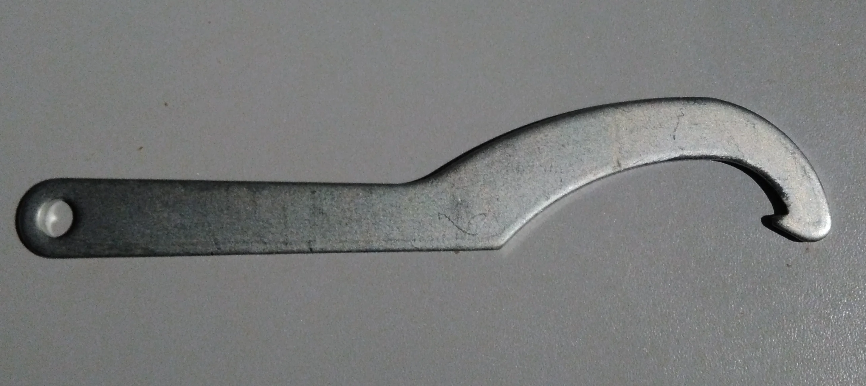 Clé tricoise universelle pour raccords pompier