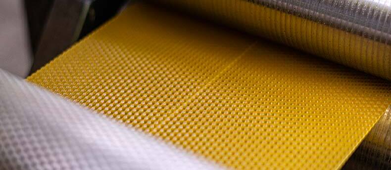 Fabrication de cire gaufr&eacute;e en rouleaux avec empreinte alv&eacute;olaire