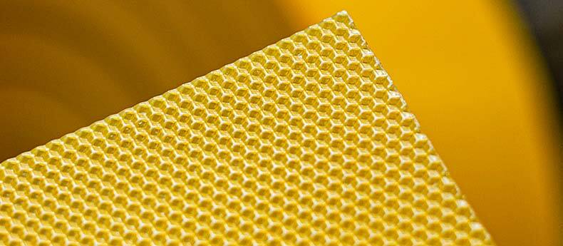 Plaque de cire gaufr&eacute;e avec empreinte hexagonale pour cadre de ruche