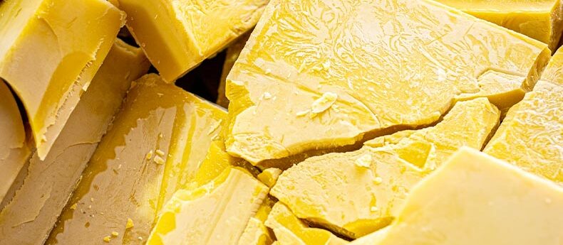 Blocs de cire d&rsquo;abeille brute apr&egrave;s extraction et purification