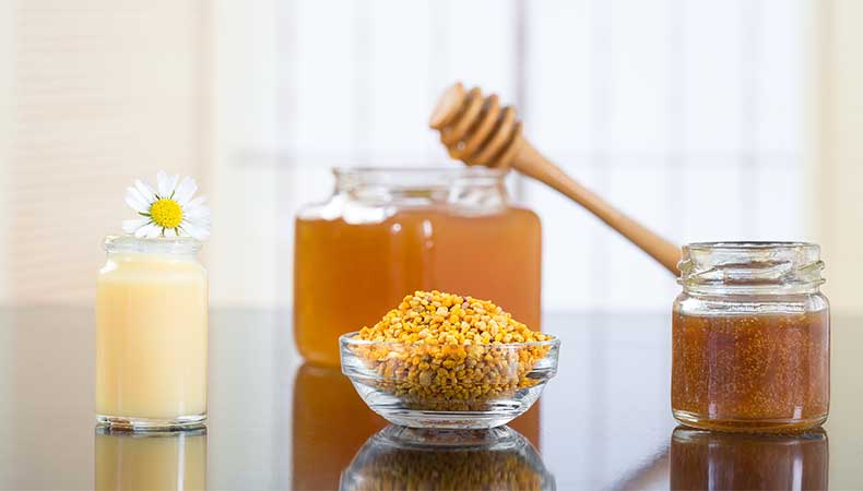 Gelée royale, pollen et propolis – les produits de la ruche ICKO pour votre bien-être Gelée royale, pollen, propolis et pots de miel disposés sur une table – produits de la ruche ICKO Apiculture